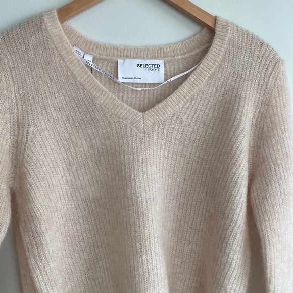 Umbra Wool & Mohair-Blend Knit V-Neck Sweater In Oatmeal - Picture 7 of 13